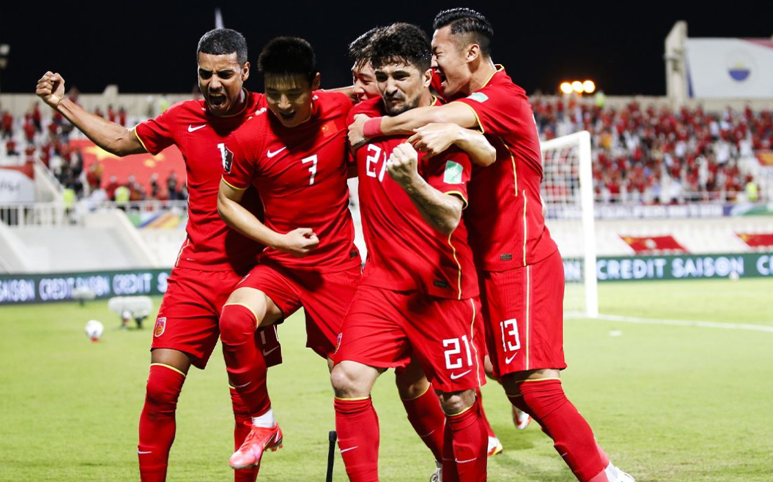 职业球员在比赛中受伤，引发球迷关注