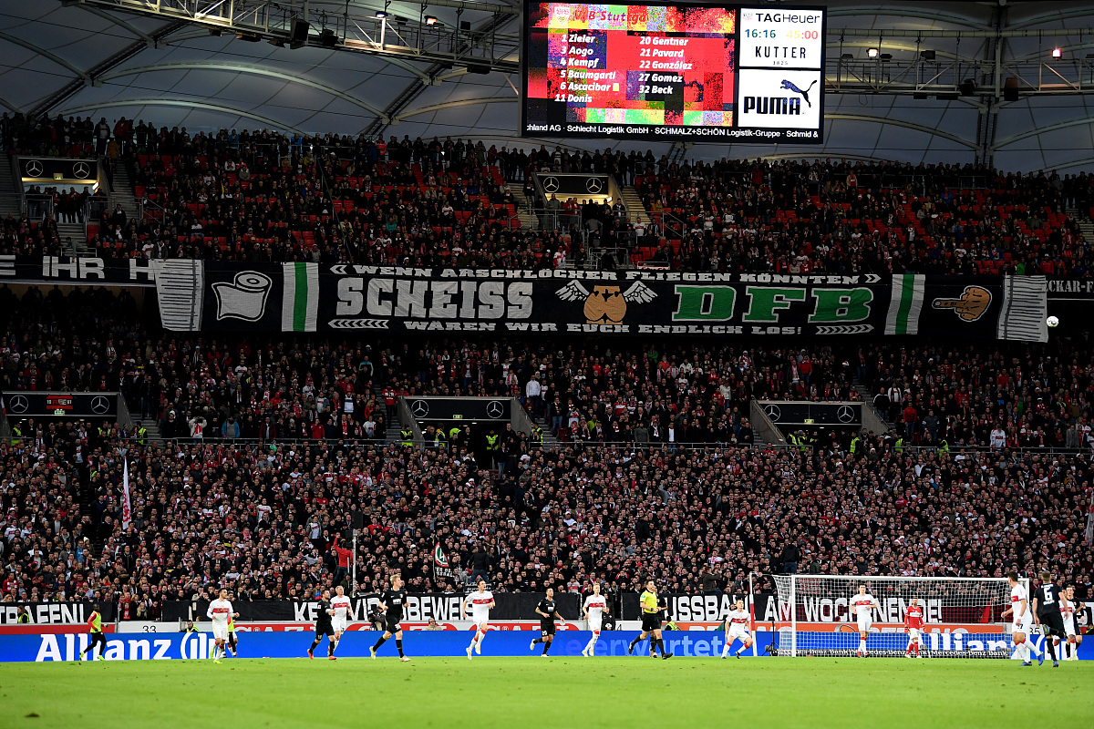 激烈的足球赛事让观众热血沸腾