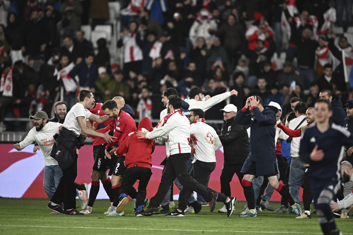 激烈的足球赛事让观众热血沸腾