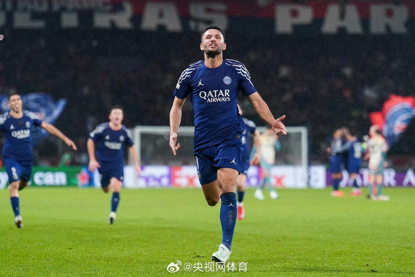 关于巴黎圣日耳曼客场平局，保持不败纪录的信息