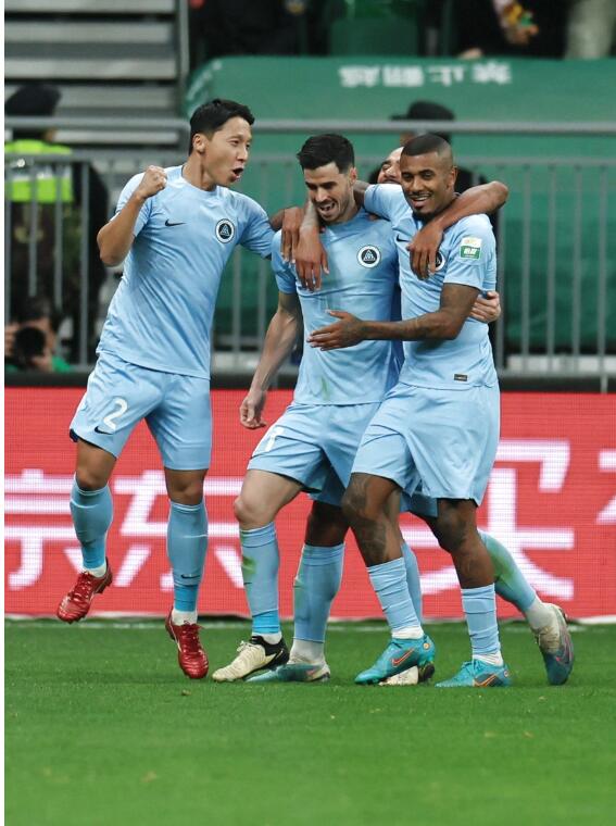 强队之间的巅峰对决引起球迷热议