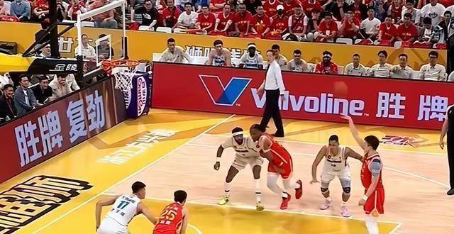 弗利特伍德紧咬比分，继续保持领先的简单介绍