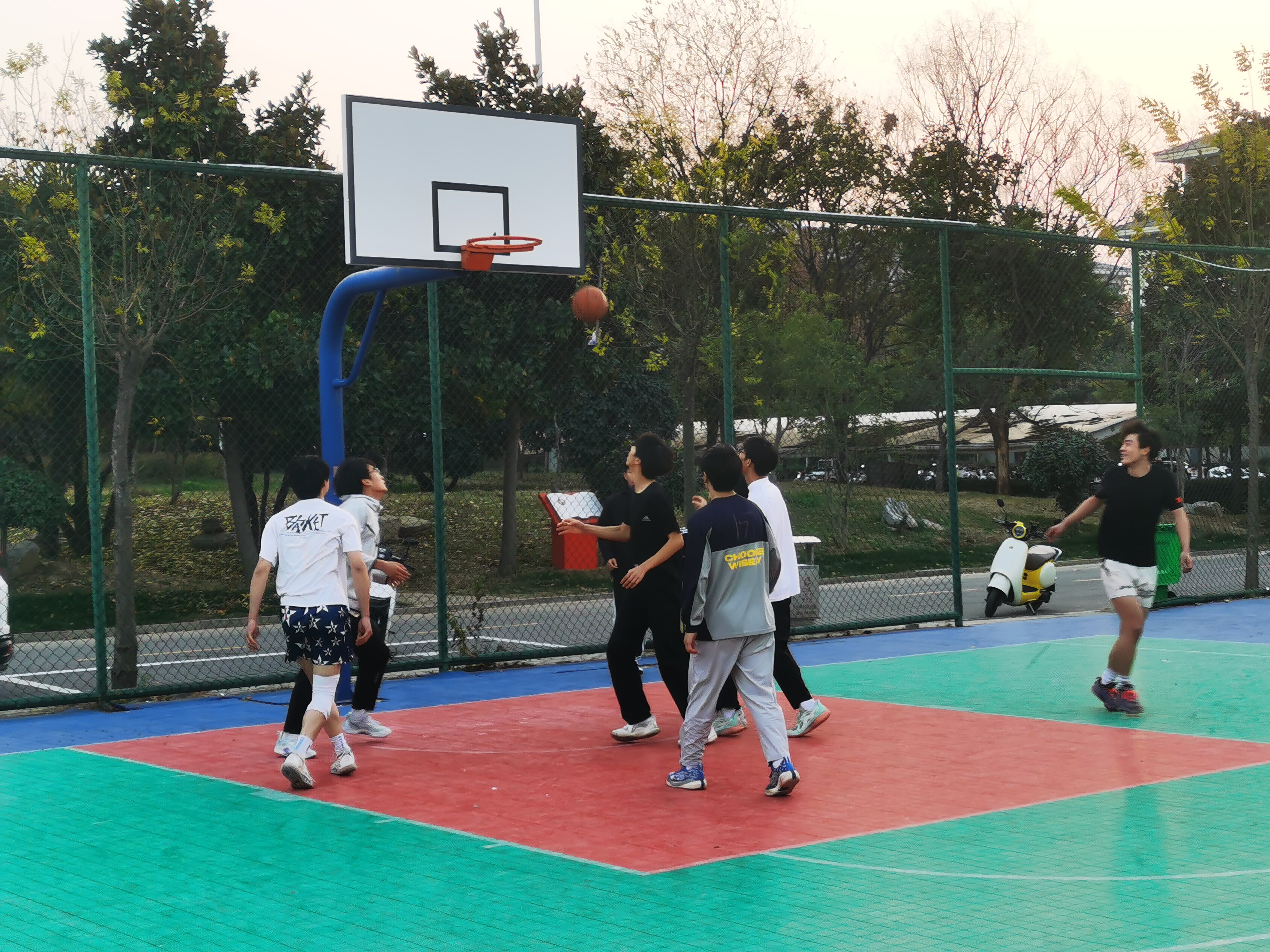 奥克兰选手在篮球比赛中展现实力