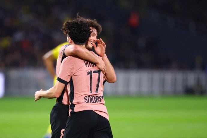 欧洲联赛交手紧密对决，双方球员斗志昂扬