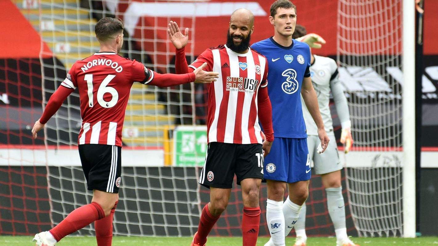 欧洲联赛交手紧密对决，双方球员斗志昂扬