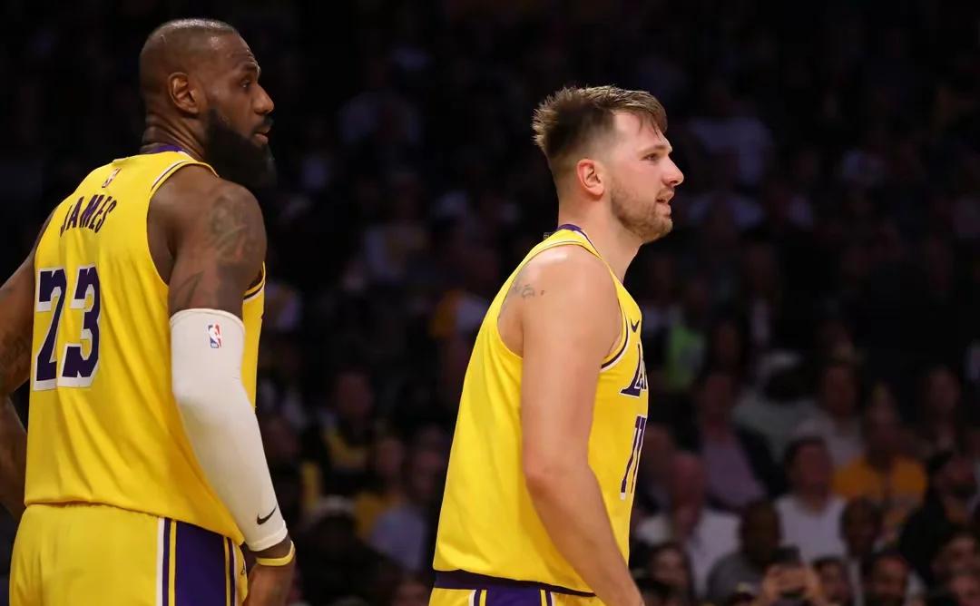 爱游戏在线-关于NBA冠军殊荣属于湖人：詹姆斯率队获得大胜的信息