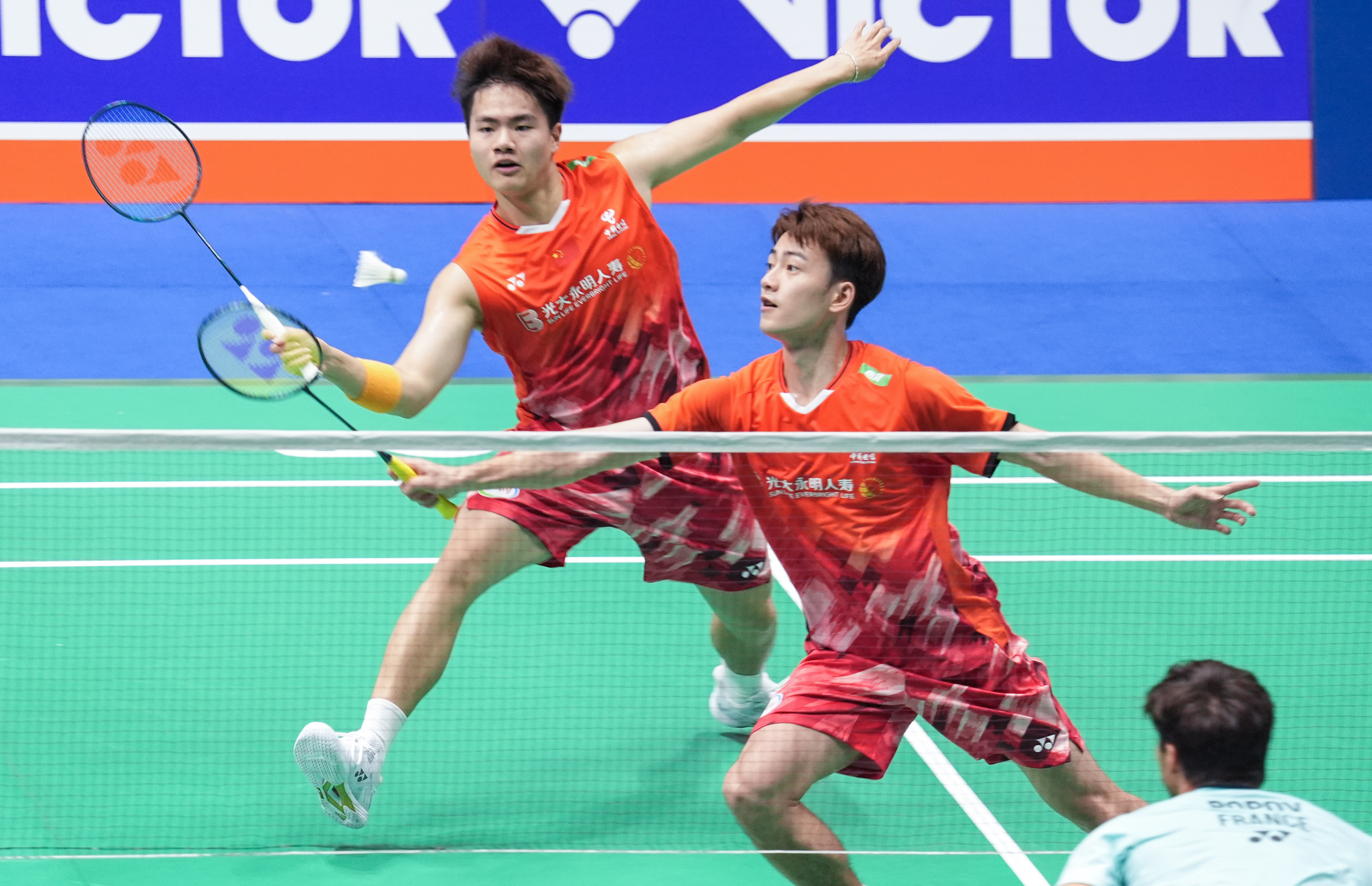 激烈角逐中的羽毛球赛场，竞争激烈的简单介绍