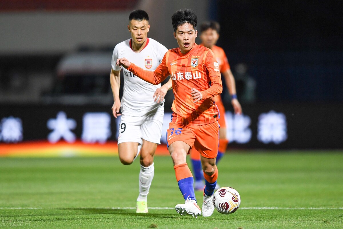 爱游戏-卓尔主场大胜长春亚泰，稳固积分榜前列