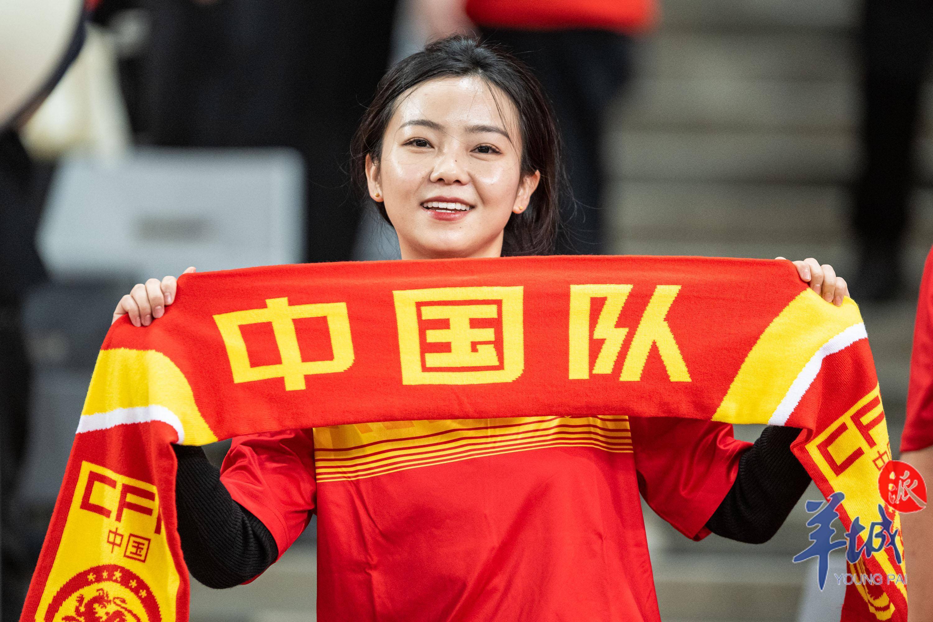 爱游戏app-女足赛场上演绝杀一幕，球迷沸腾欢呼