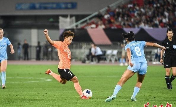 女足赛场上演绝杀一幕,球迷沸腾欢呼 女足赛场上演绝杀一幕,球迷沸腾欢呼