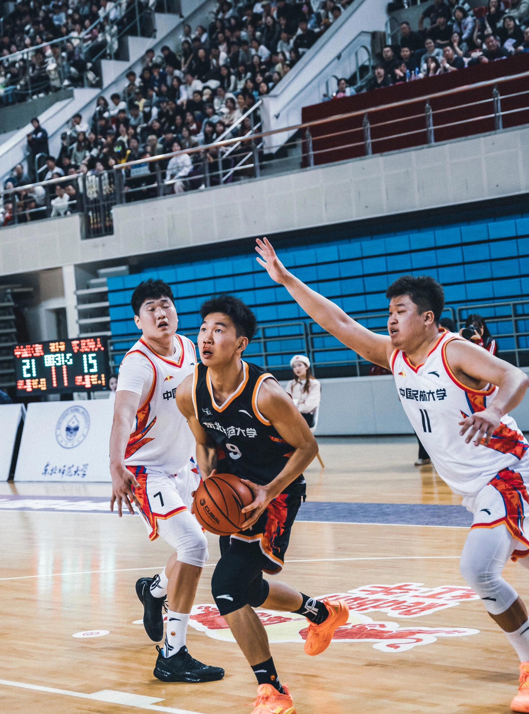 爱游戏官网-精彩瞬间回放，球员拼尽全力奋勇争胜