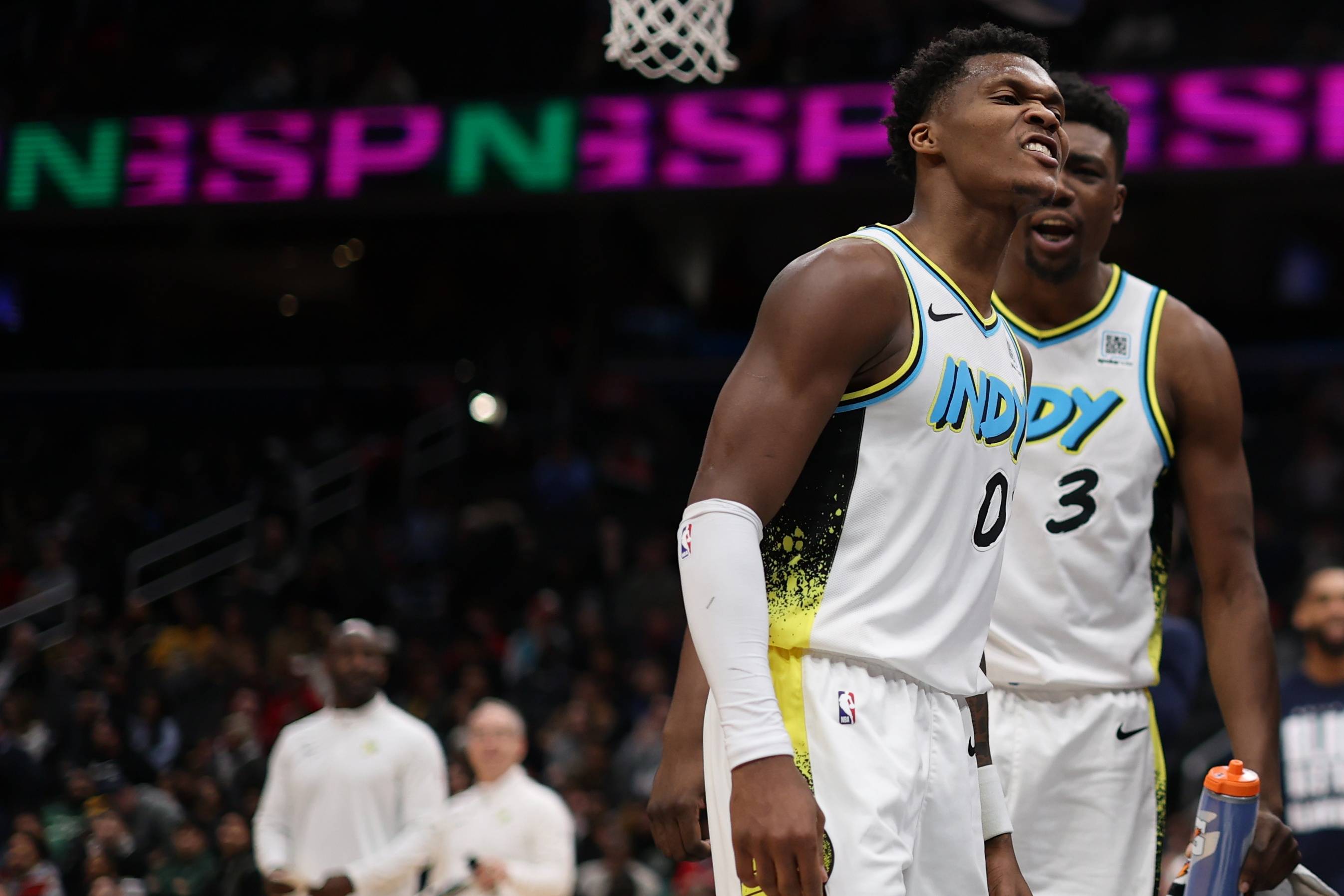 爱游戏app-步行者队主场取胜，锁定季后赛席位