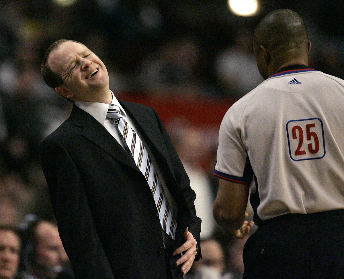 主教练因为球队不佳表现遭到质疑 主教练因为球队不佳表现遭到质疑