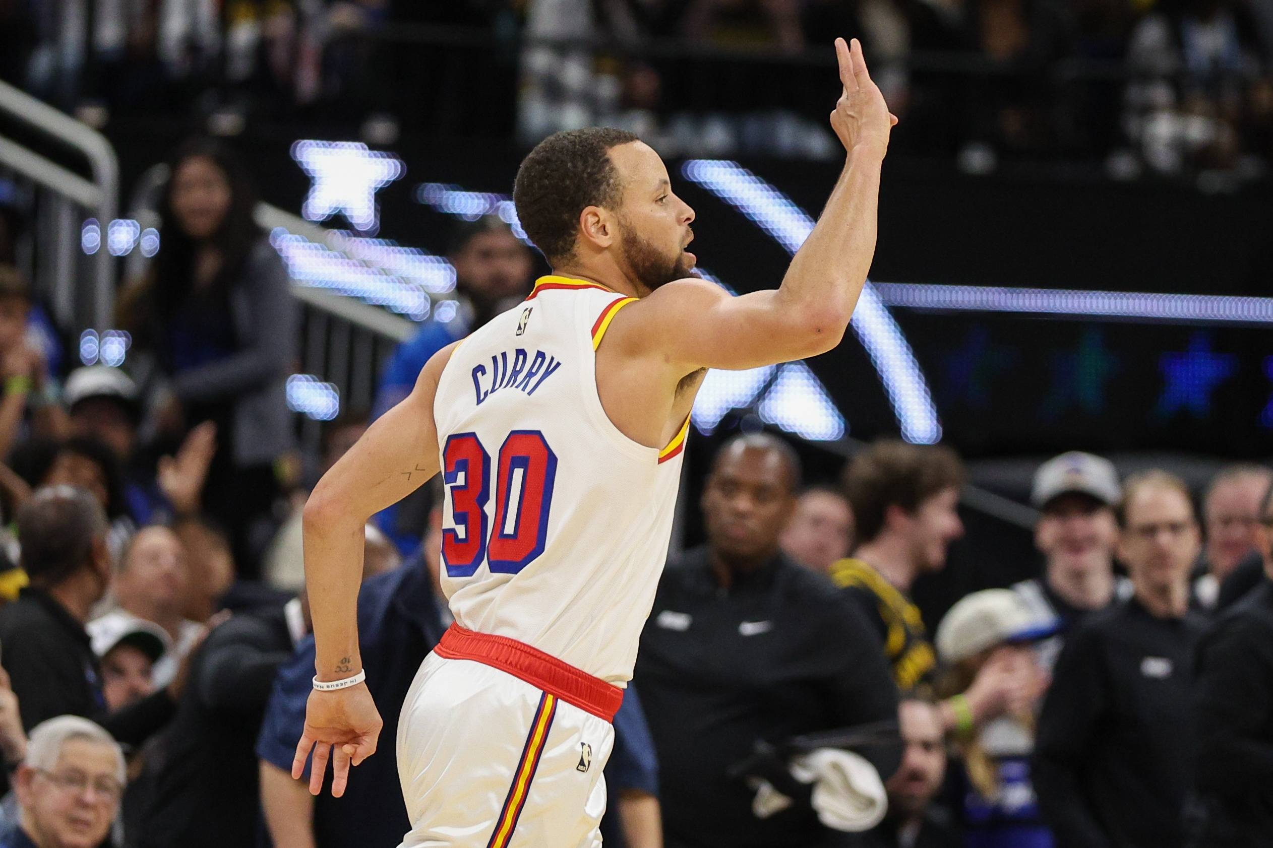 勇士球迷狂欢——库里带伤复出砍下+全场看球