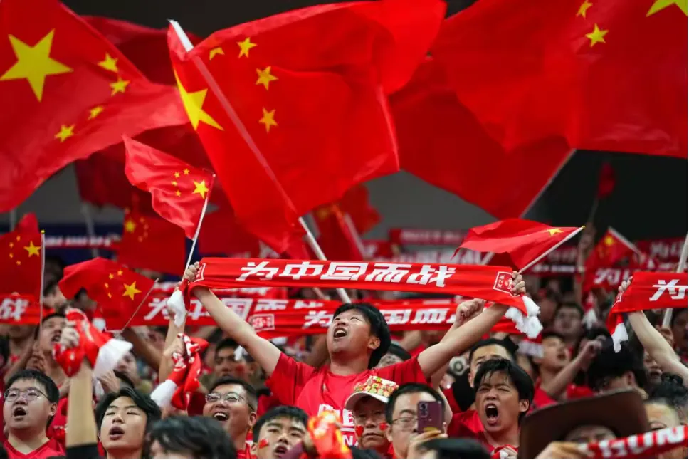 队员控球入场,精湛技术完美展露,风采熠熠 队员控球入场,精湛技术完美展露,风采熠熠