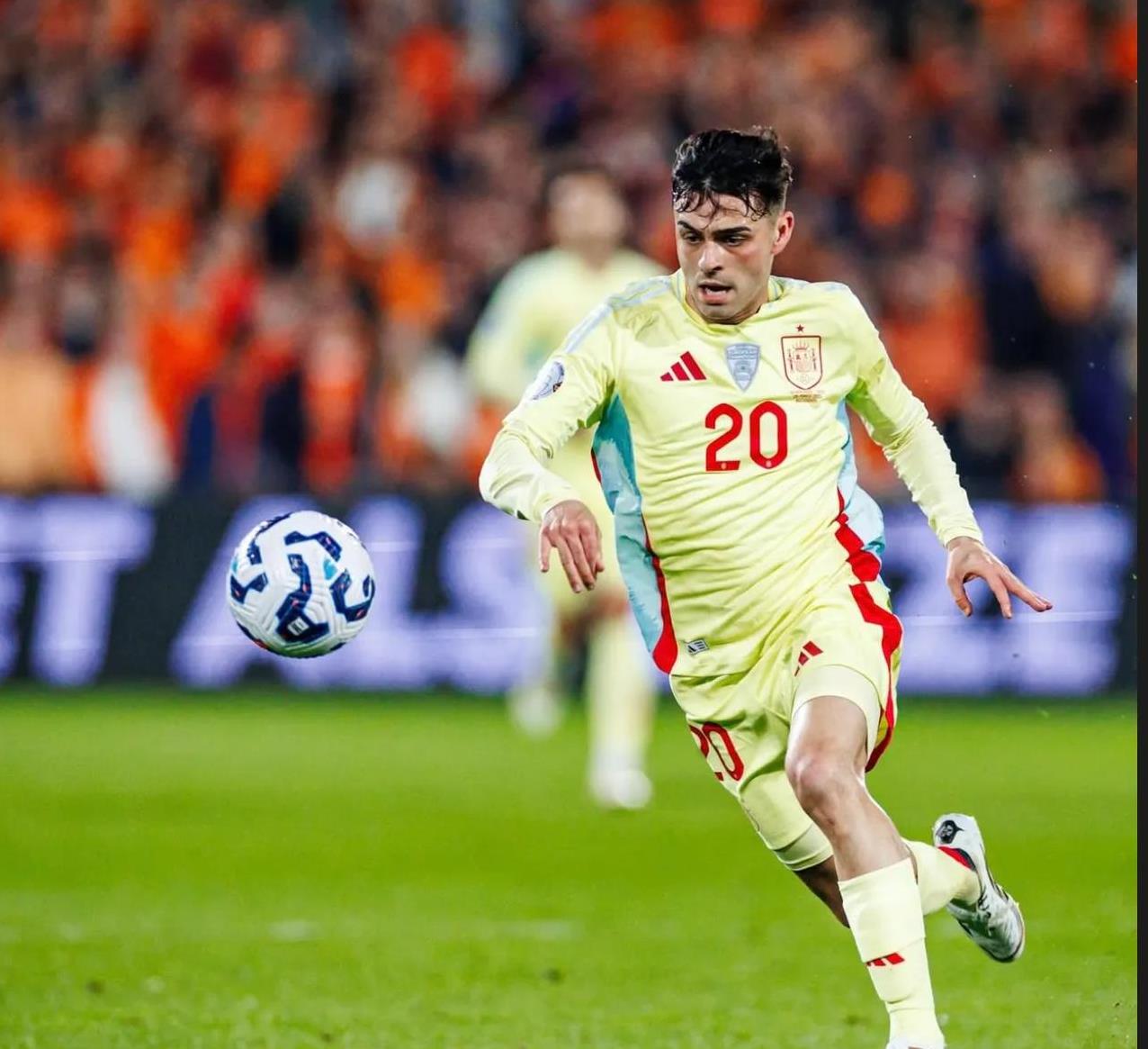 爱游戏官网-足球场上风云变幻，胜利属于勇敢者