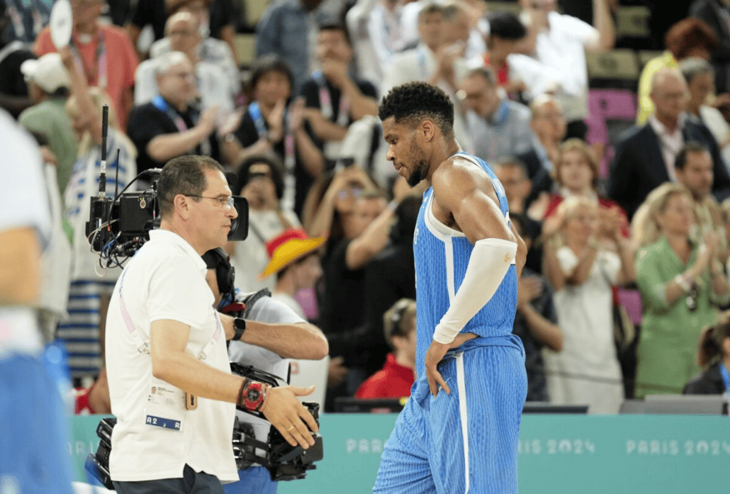 爱游戏体育官网-包含雄鹿核心遭遇伤病困扰，备战关键较量的词条