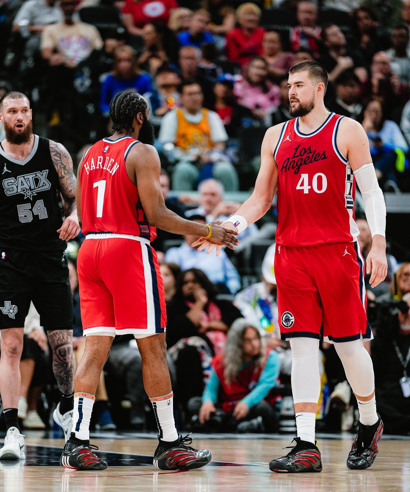 爱游戏在线-包含快船战胜马刺，排名稳定西部前列的词条