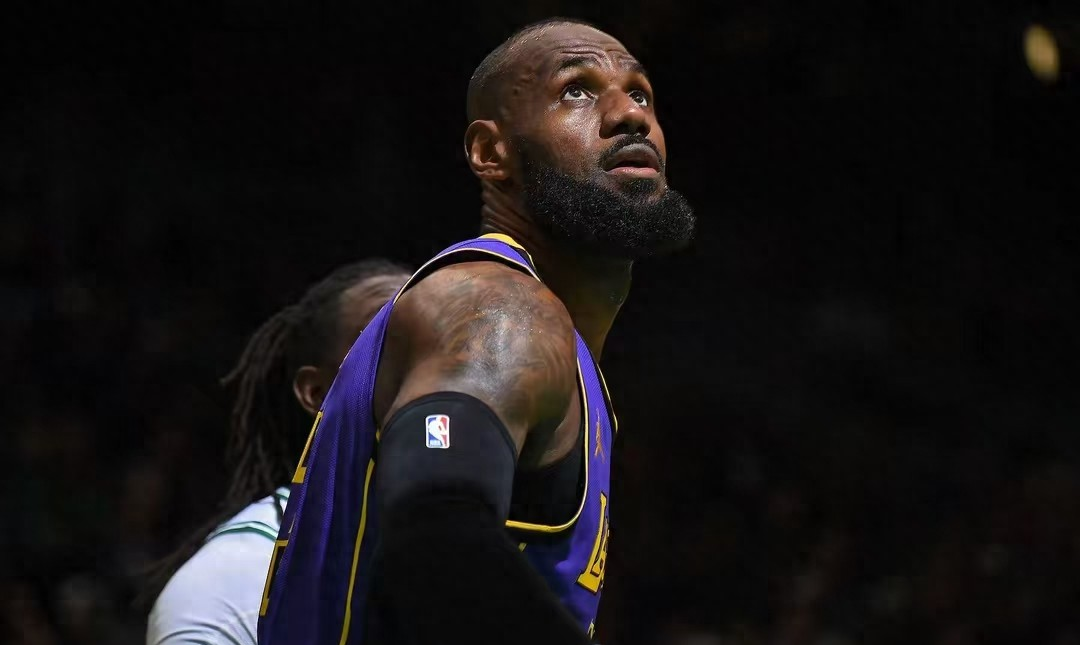 爱游戏app-湖人队老将复出，球队士气大振