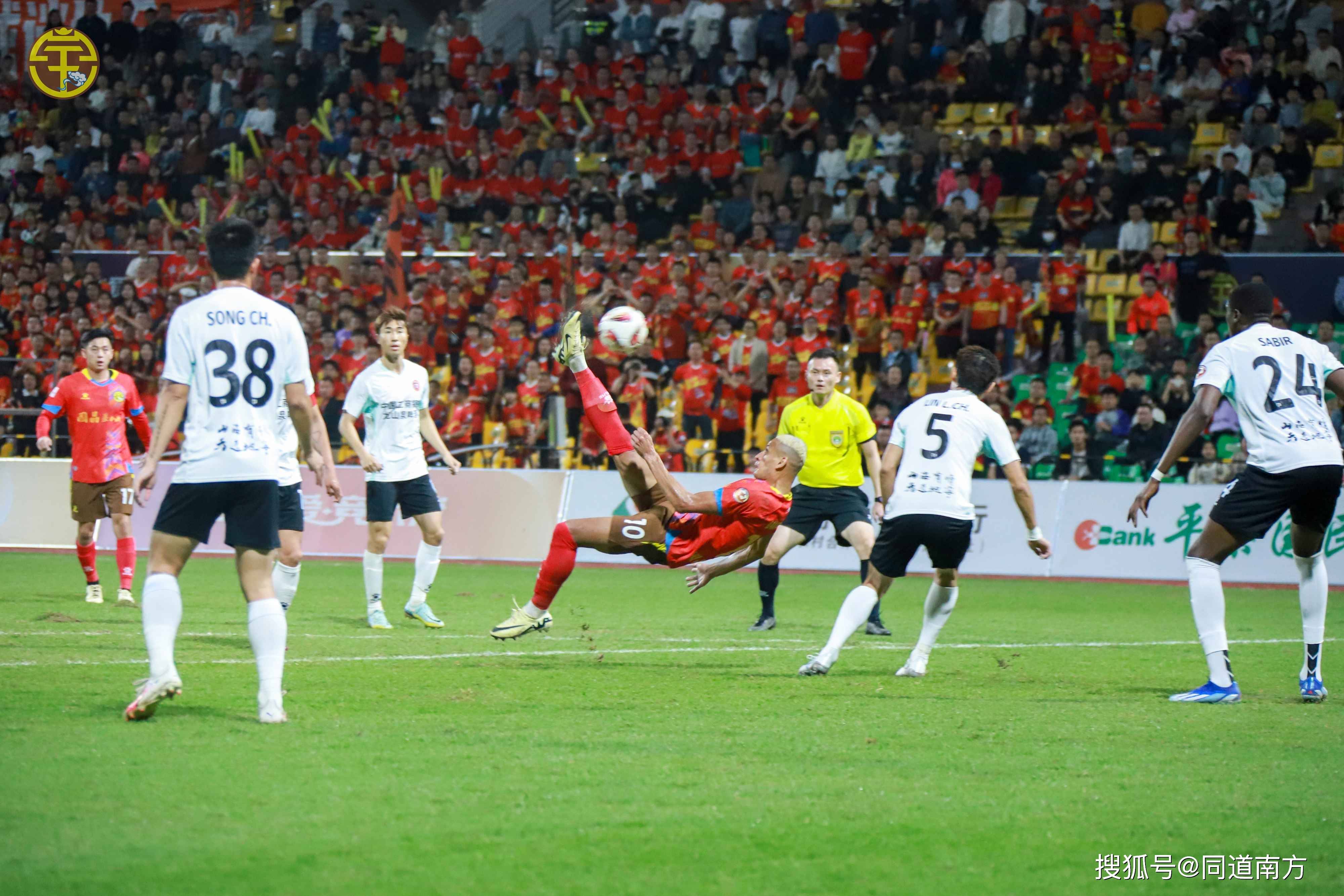 足球场上的精彩瞬间让球迷沉浸其中的简单介绍